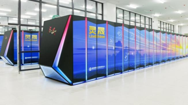 李强出席2026年夏季达沃斯论坛工商界代表座谈会