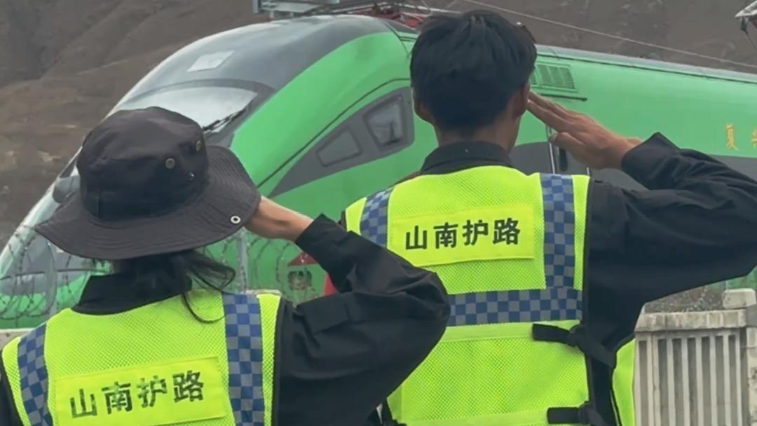 李强出席2026年夏季达沃斯论坛工商界代表座谈会