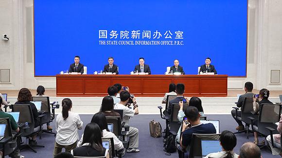 女童被压车底路人秒抬车救人