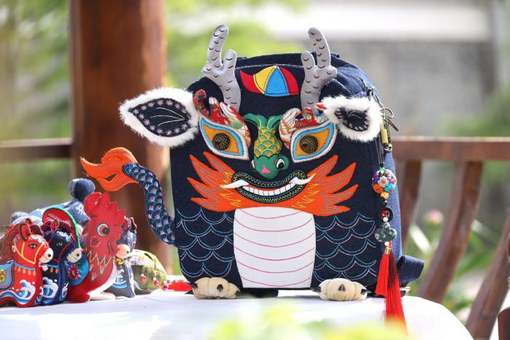 神十八乘组精心照料太空菜园