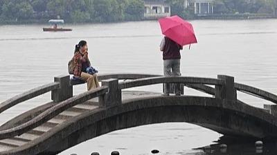 教师在幼儿园内驾车撞倒名孩子致死