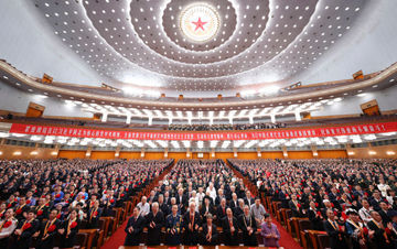上海爷叔现身被大量股民围观